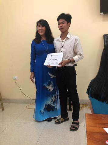 Nhâm (from Huế) received the best character award for HS level